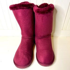 Ugg-like winter boots by Forever. Size Reads 8.5 but fits like a 9/10.